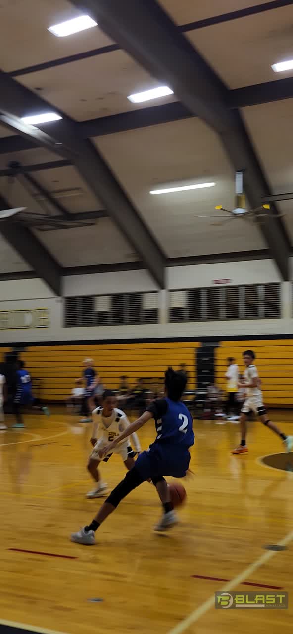 Kobe with the great vision finding Chase on the wing for the 3