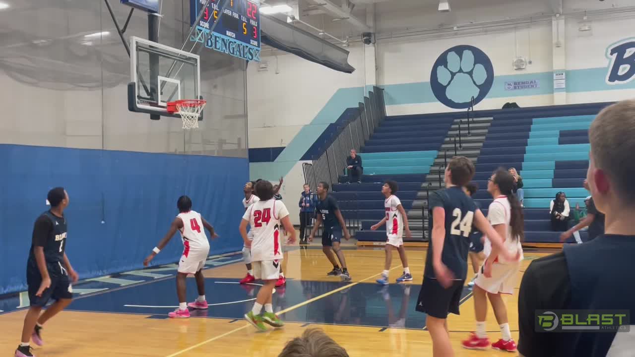 Simpson rebound to Deon to Carlos and then Chet for the bucket!