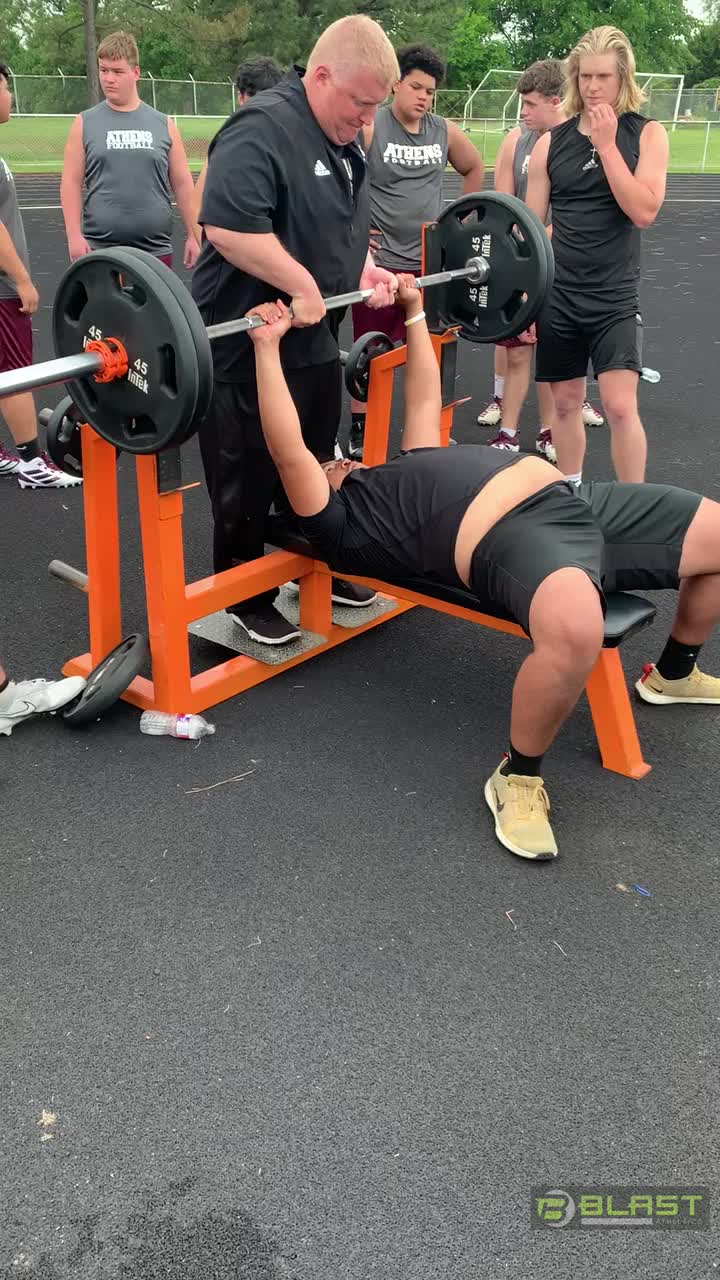 Ivan Flores repping 225# at today’s Lineman Challenge!