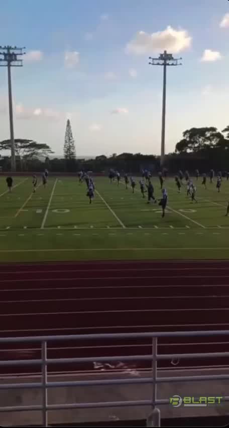 Left guard #62 Esaiah Kalili