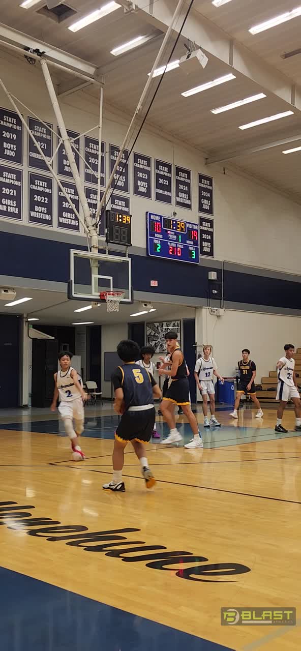 Seth with the leading pass to Kobe for the fastbreak layup